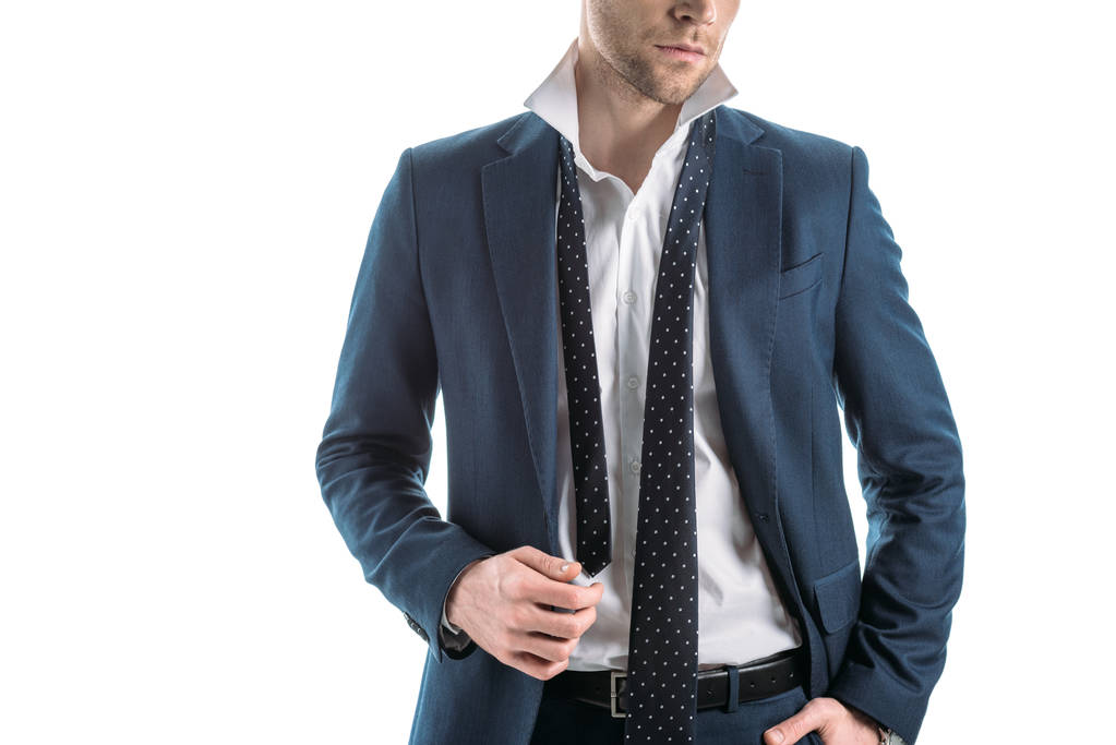 частковий вид на впевненого бізнесмена з незакріпленою краваткою ізольовано на білому
 - Фото, зображення