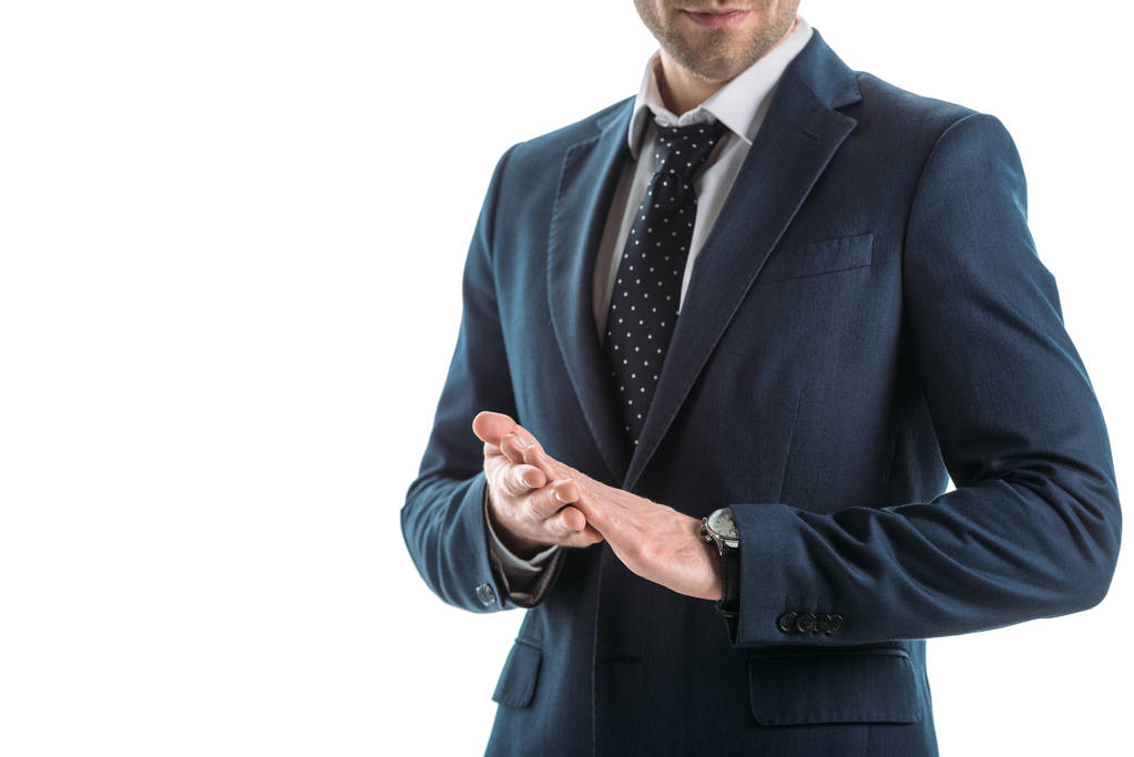 abgeschnittene Ansicht eines lächelnden Geschäftsmannes im Anzug isoliert auf Weiß - Foto, Bild