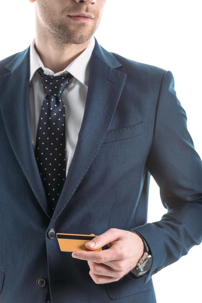 частичный взгляд улыбающегося бизнесмена с кредитной картой, изолированной на белом
 - Фото, изображение