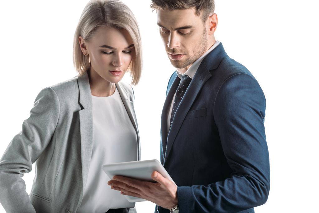 вдумчивые деловые партнеры, использующие цифровой планшет, изолированный на белом
 - Фото, изображение