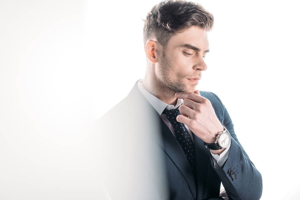 enfoque selectivo de guapo, hombre de negocios reflexivo en traje en blanco
 - Foto, imagen