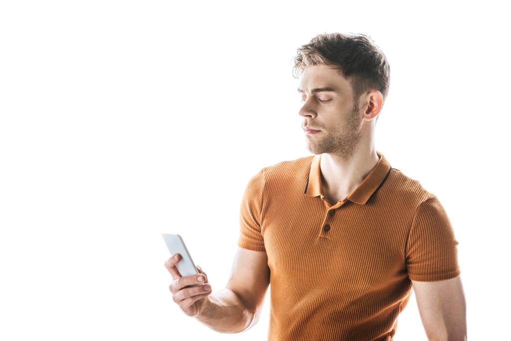guapo, hombre serio usando teléfono inteligente aislado en blanco
 - Foto, Imagen