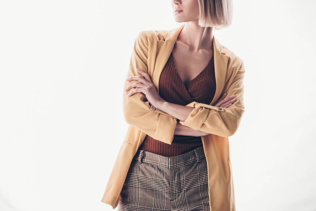 visão parcial de confiante, mulher da moda com braços cruzados em cinza
 - Foto, Imagem