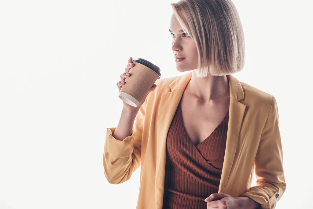 красивая блондинка с одноразовой чашкой и глядя на серый
 - Фото, изображение