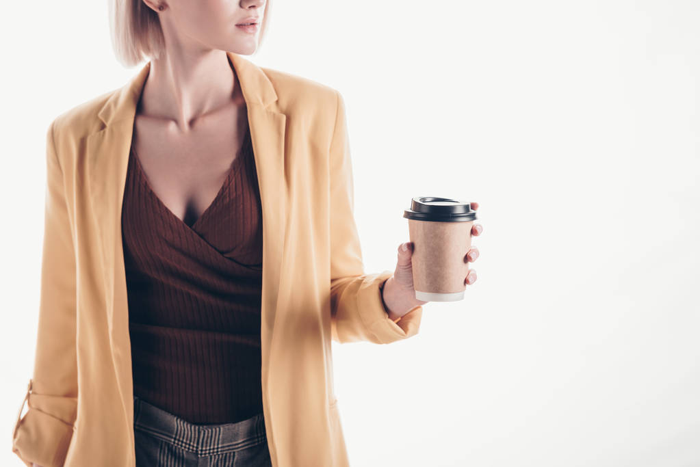 vista ritagliata della donna alla moda che tiene il caffè per andare sul grigio
 - Foto, immagini