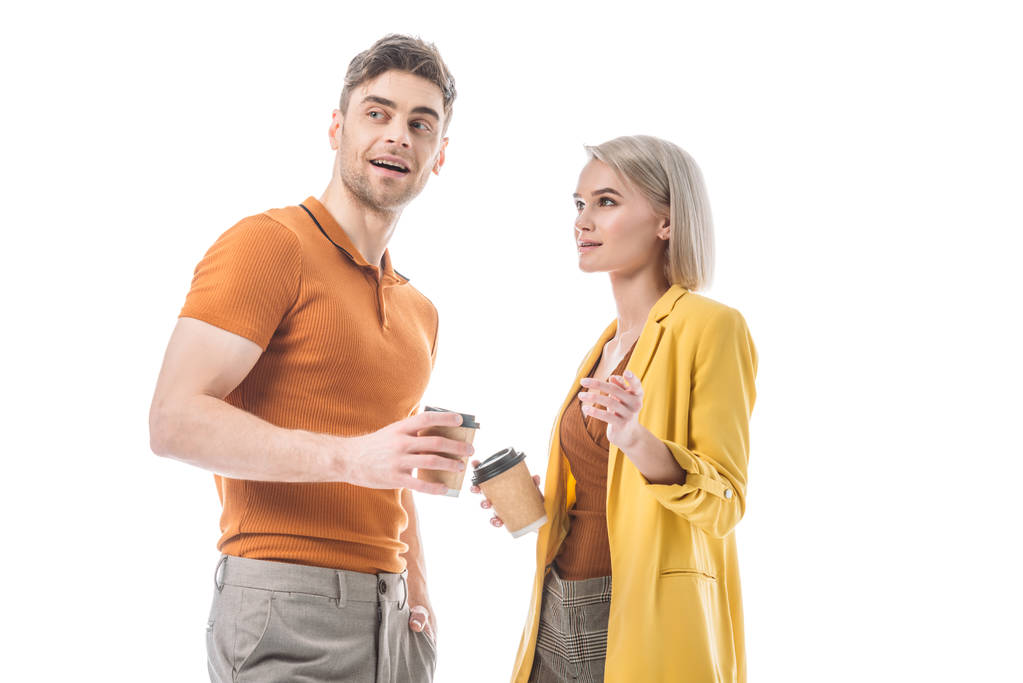 sorridente giovane uomo e donna con tazze di caffè in piedi insieme isolato su bianco
 - Foto, immagini