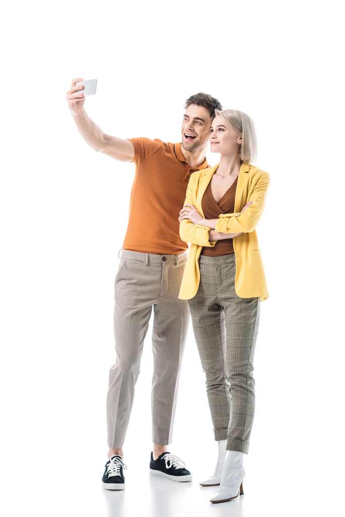 sourire bel homme prenant selfie avec belle femme blonde isolé sur blanc
 - Photo, image