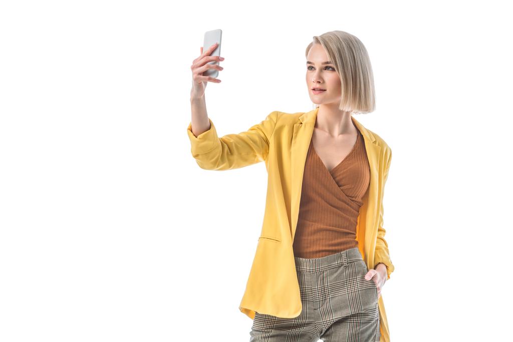 mooie blonde vrouw die selfie neemt met smartphone geïsoleerd op wit - Foto, afbeelding