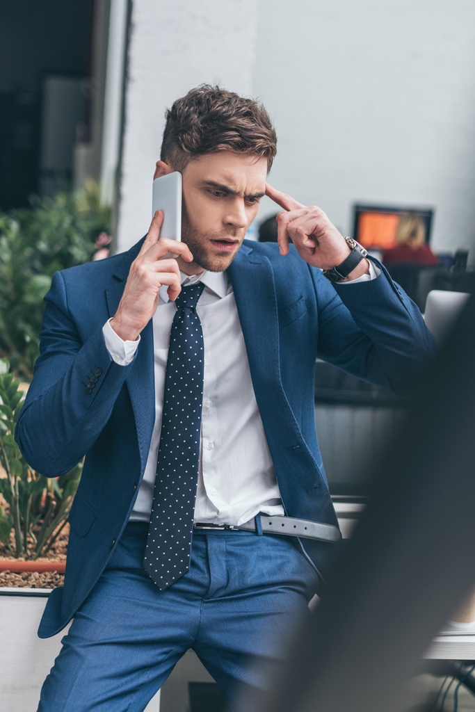 избирательный фокус вдумчивого бизнесмена, говорящего на смартфоне в офисе
 - Фото, изображение