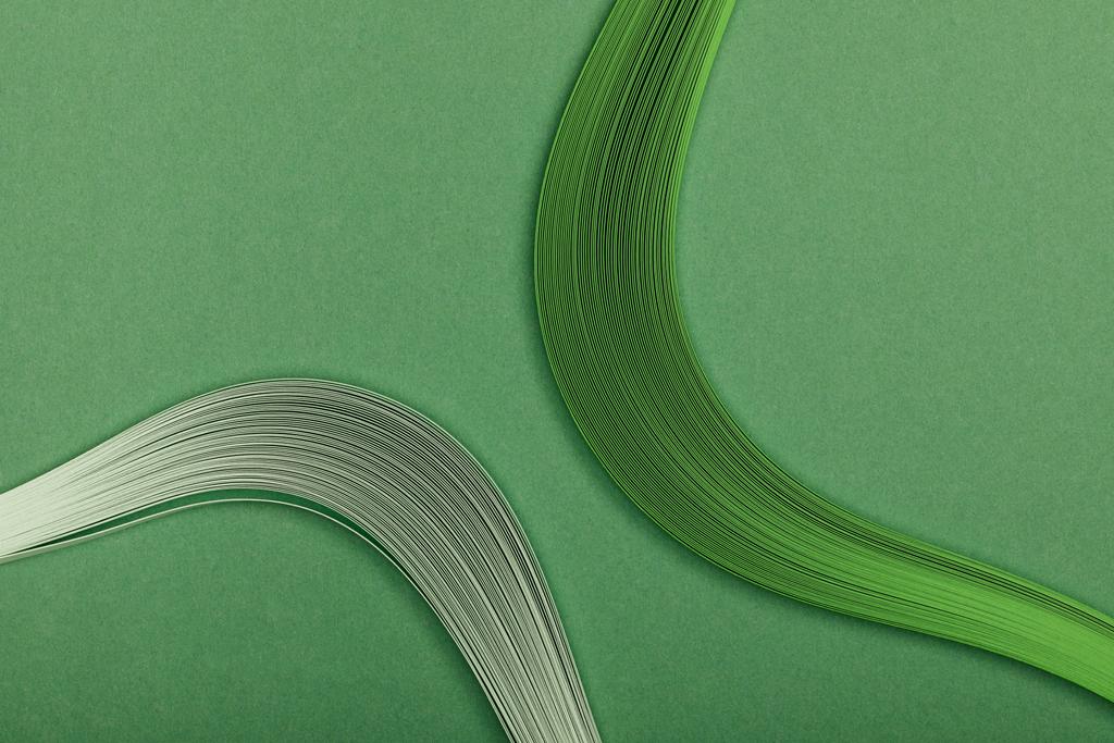 Close up van grijze en groene abstracte lijnen op groene achtergrond - Foto, afbeelding