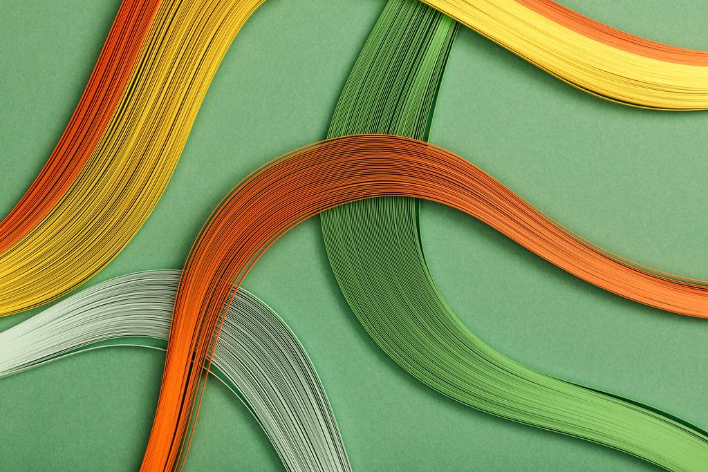 close up de linhas abstratas brilhantes multicoloridas no fundo verde
 - Foto, Imagem