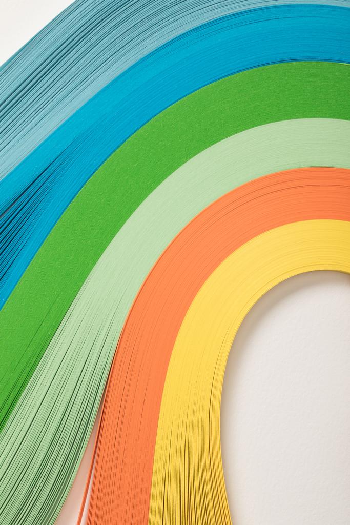 close up de linhas de papel arco-íris ondulado em fundo cinza
 - Foto, Imagem
