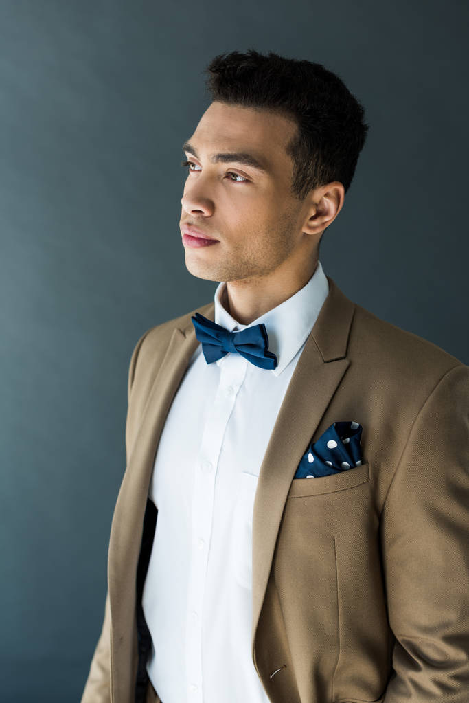 schöner stylischer Mixed Race Mann im Anzug posiert isoliert auf grau - Foto, Bild