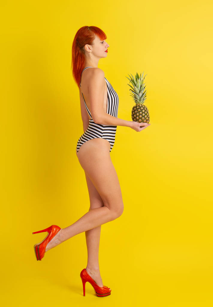 lány, ananász - Fotó, kép