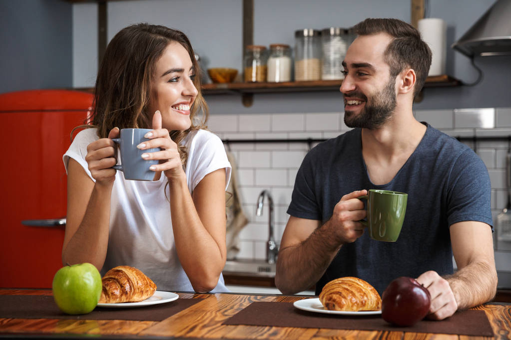 Belo casal alegre tomando café da manhã
 - Foto, Imagem