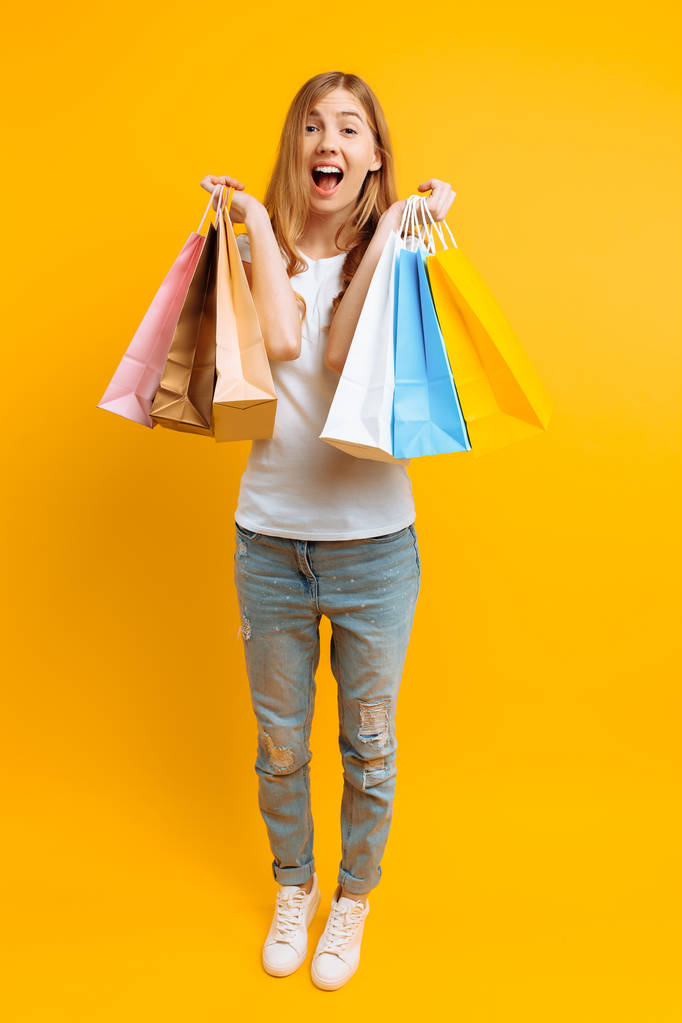 Celovečerní portrét mladé šokován ženy šťastné po shoppi - Fotografie, Obrázek