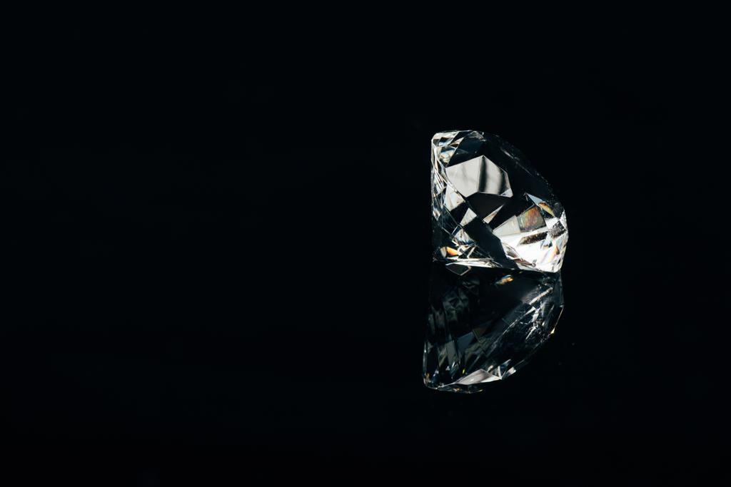 διαφανή καθαρό διαμάντι που απομονώνονται σε μαύρο χρώμα με αντανάκλαση - Φωτογραφία, εικόνα