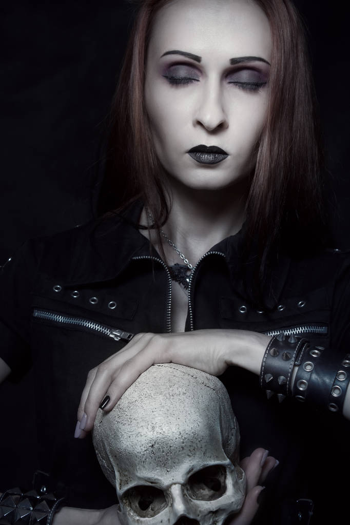 Heavy metal kız kafatası ile  - Fotoğraf, Görsel