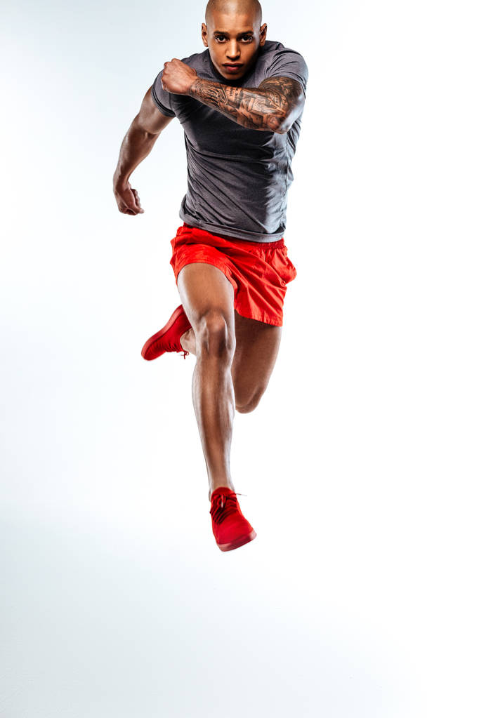 Αθλητής τρέχει και εκτελεί ένα άλμα πολύ υψηλής - Φωτογραφία, εικόνα