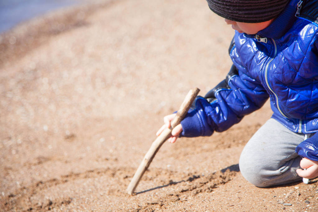 Un niño dibuja un corazón en la arena
 - Foto, imagen