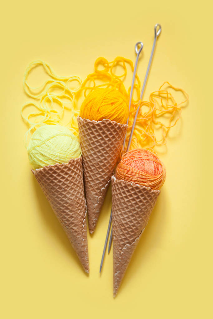 Des boules de fil se trouvent dans un cône de gaufre pour la crème glacée. Laine colorée
. - Photo, image