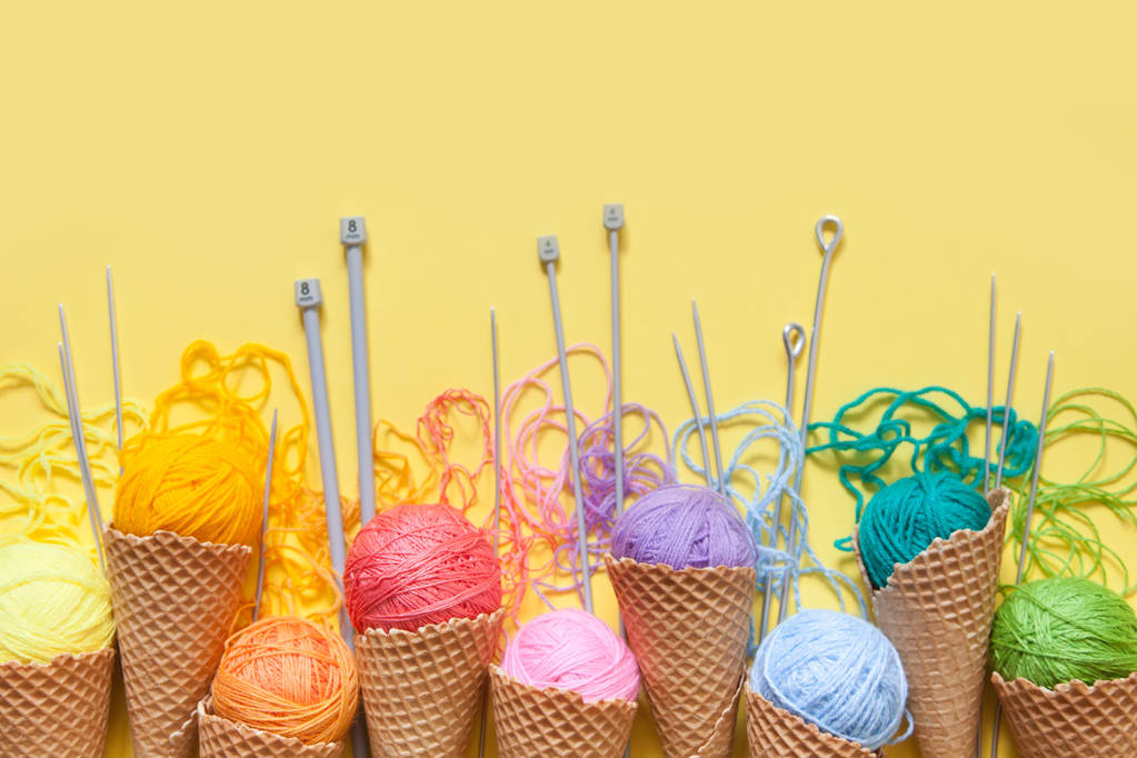 Des boules de fil se trouvent dans un cône de gaufre pour la crème glacée. Laine colorée
. - Photo, image