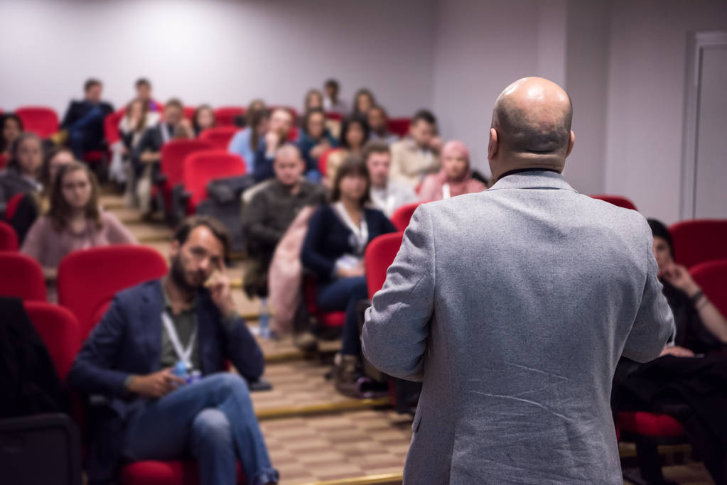 успешный бизнесмен выступает с презентациями в конференц-зале - Фото, изображение