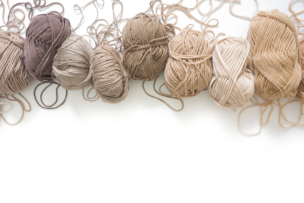 Hilados de lana y algodón para tejer de color natural neutro. Atrás
 - Foto, Imagen