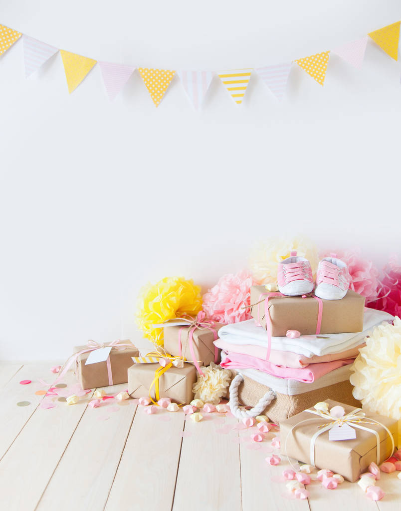 Geschenke und rosa Dekorationen für Mädchen-Babydusche drinnen.  - Foto, Bild