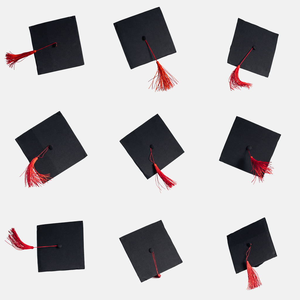 Piros bojt elszigetelt fehér fekete akadémiai sapkák - Fotó, kép
