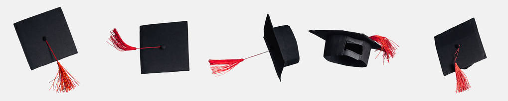 Панорамный снимок академических шапок с красными кисточками, изолированными на белом
 - Фото, изображение
