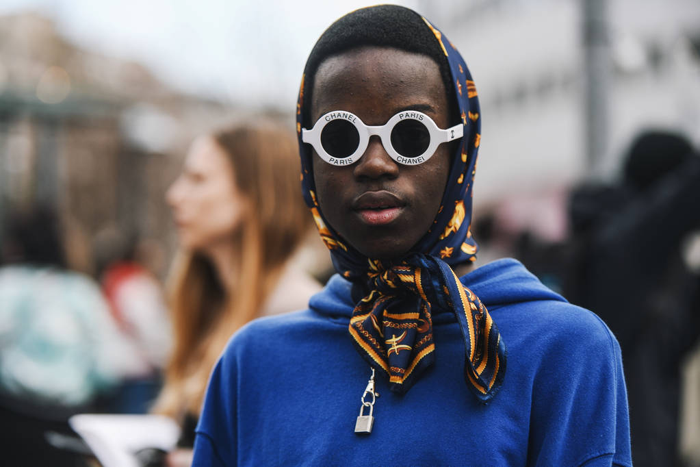 Paris, França - 28 de fevereiro de 2019: Roupa de rua - Homem com um lenço de cabeça antes de um desfile de moda durante a Paris Fashion Week - PFWFW19
 - Foto, Imagem