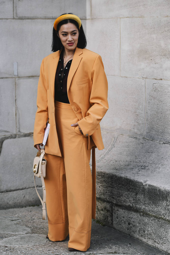 Париж, Франция - 28 февраля 2019 года: наряды в стиле улицы - Tiffany Hsu перед показом мод во время Недели моды в Париже - PFWFW19
 - Фото, изображение