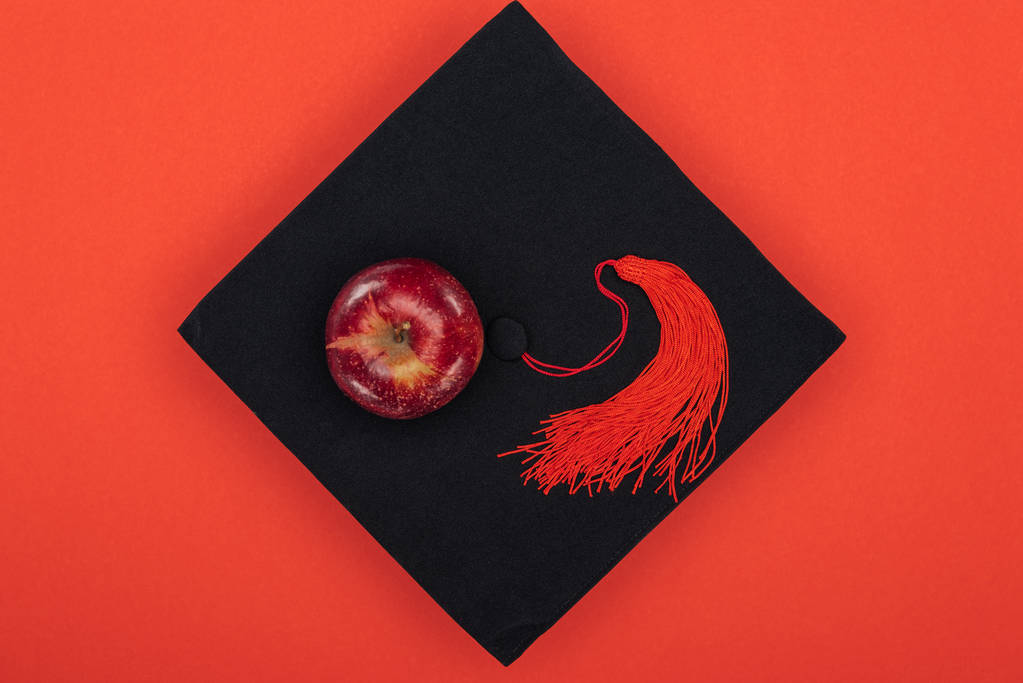 Akademik kap ve izole Kırmızı elma Üstten Görünüm - Fotoğraf, Görsel