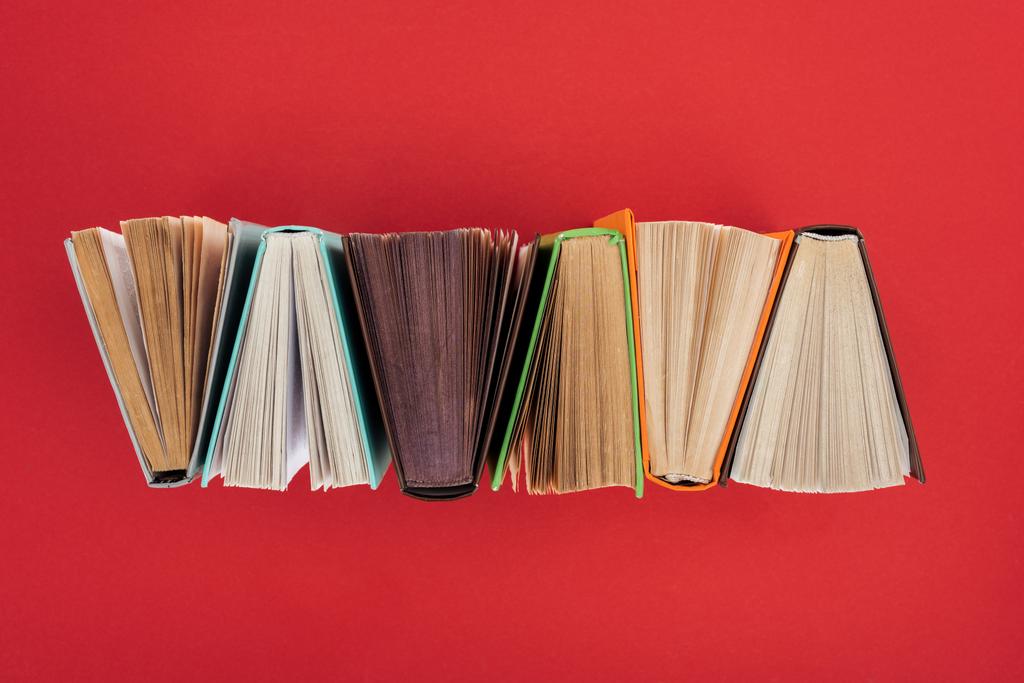 Kırmızı yüzeyi ciltli kitapların Üstten Görünüm - Fotoğraf, Görsel