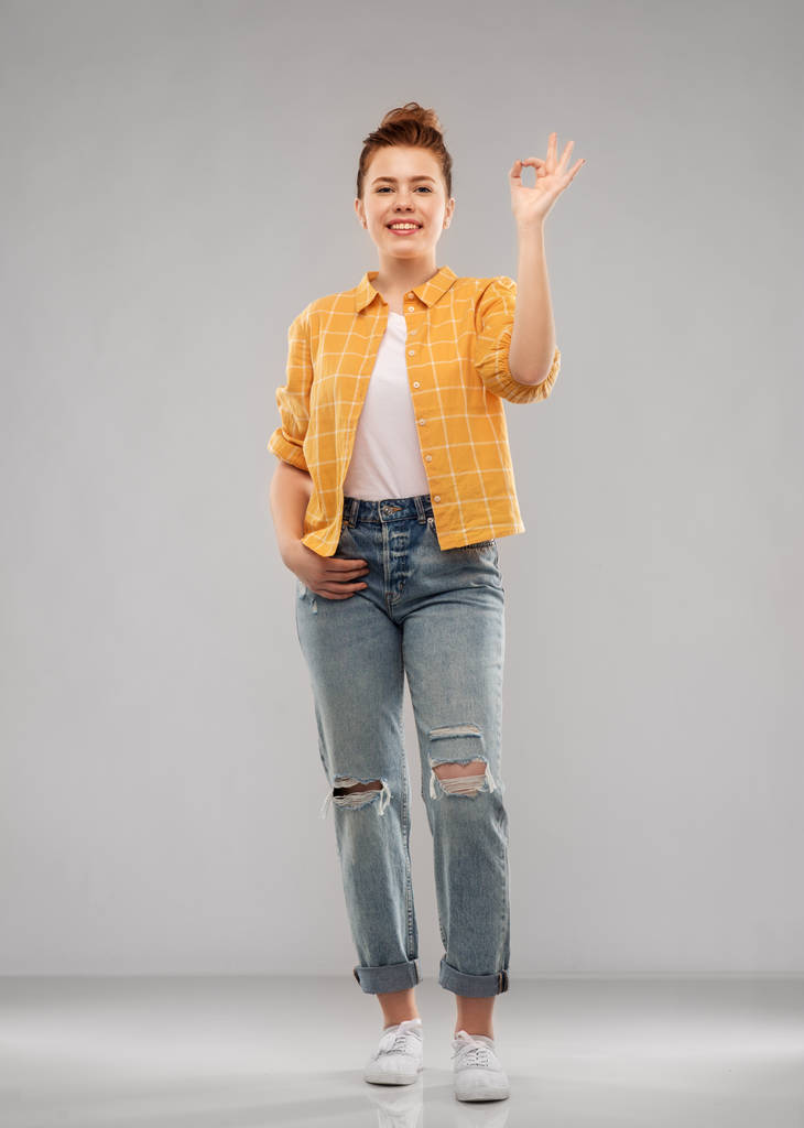 boldog vörös hajú tizenéves lány mutatja ok kéz jel - Fotó, kép