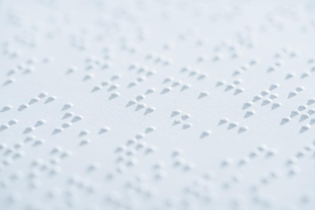 Zobacz tekst w kod Braille'a międzynarodowy na białym papierze z bliska - Zdjęcie, obraz