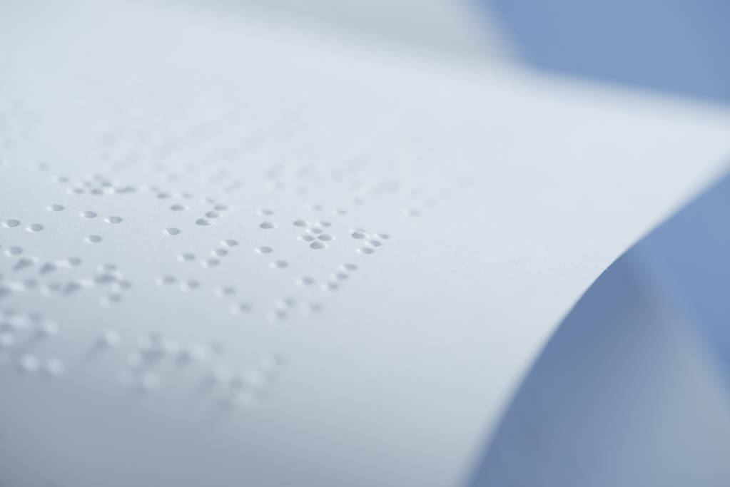 focus sélectif du texte en braille sur papier blanc avec espace de copie
 - Photo, image