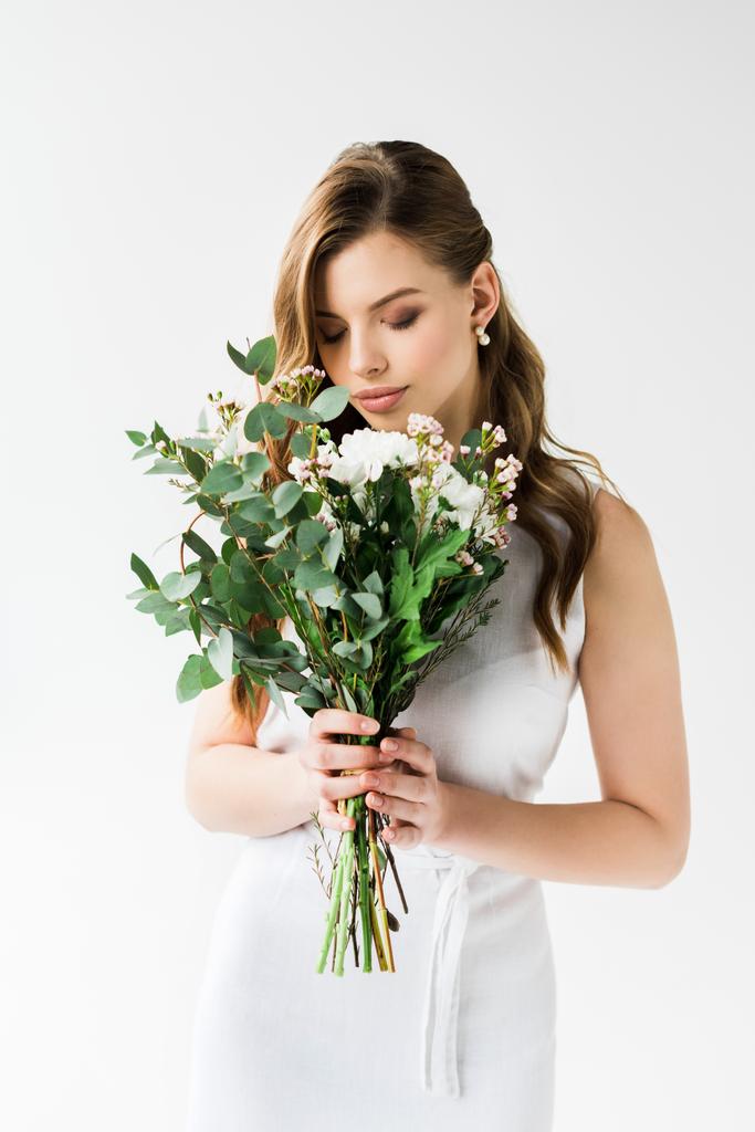 atraktivní žena v kostýmu vonící květiny izolovaná na bílém - Fotografie, Obrázek