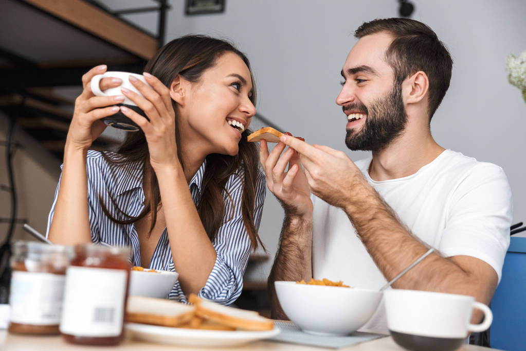 Felice coppia multietnica che fa colazione
 - Foto, immagini