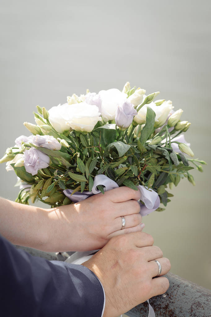Frischvermählte mit einem Strauß weißer Rosen in der Hand - Foto, Bild