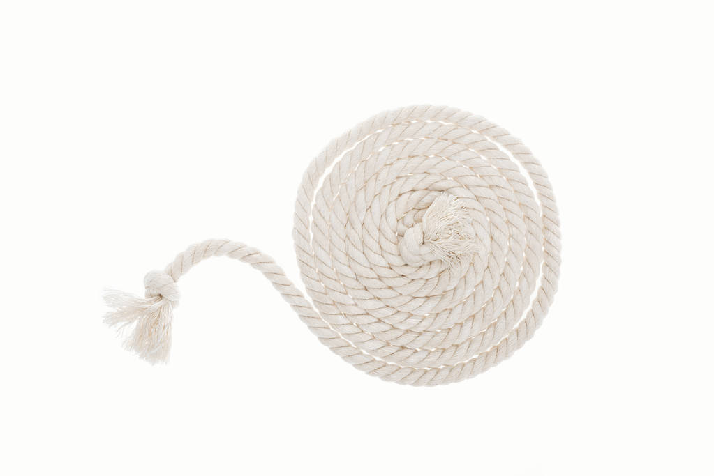 lange witte gedraaide touw met knopen geïsoleerd op wit  - Foto, afbeelding