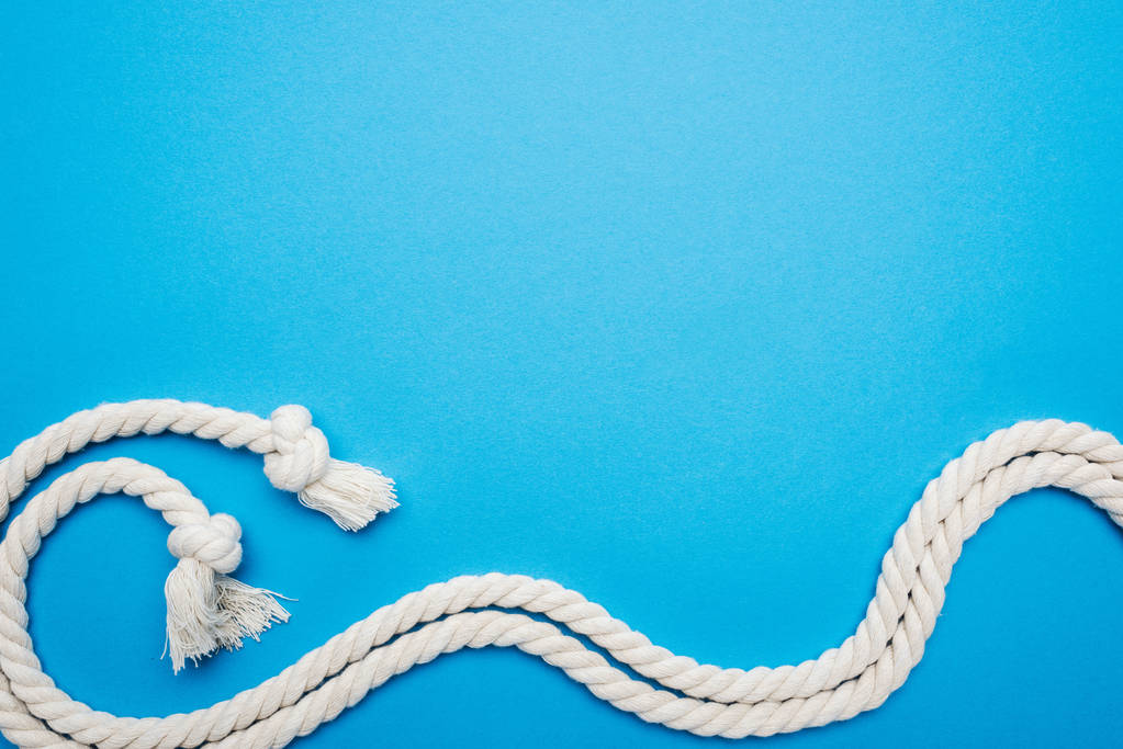 corde ondulate lunghe bianche con nodi isolati su blu
 - Foto, immagini