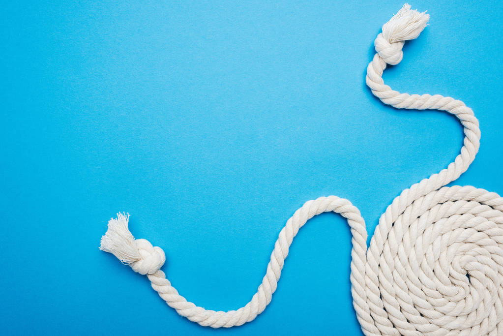 скручені білі мотузки з вузлами ізольовані на синьому
 - Фото, зображення