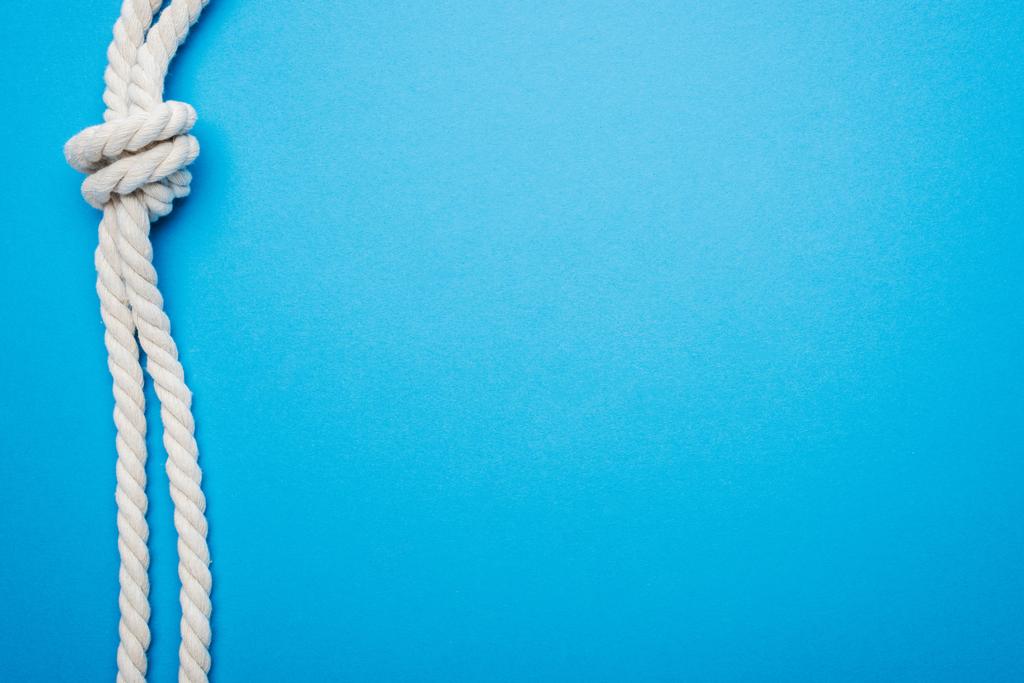 青に分離された海結び目と白の長いロープ - 写真・画像