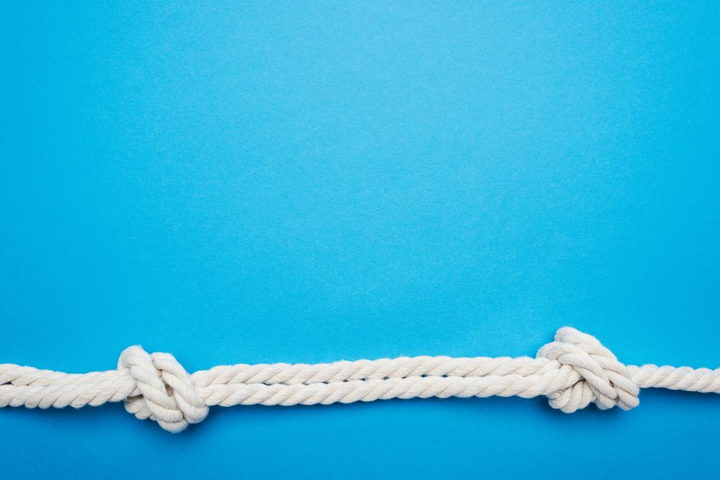 bílá dlouhá kroucená lana moře uzly izolována na modré - Fotografie, Obrázek
