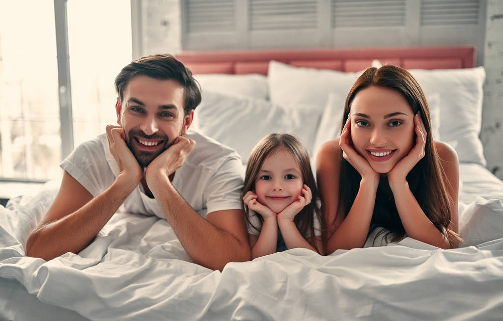 Ευτυχισμένη οικογένεια στο κρεβάτι - Φωτογραφία, εικόνα