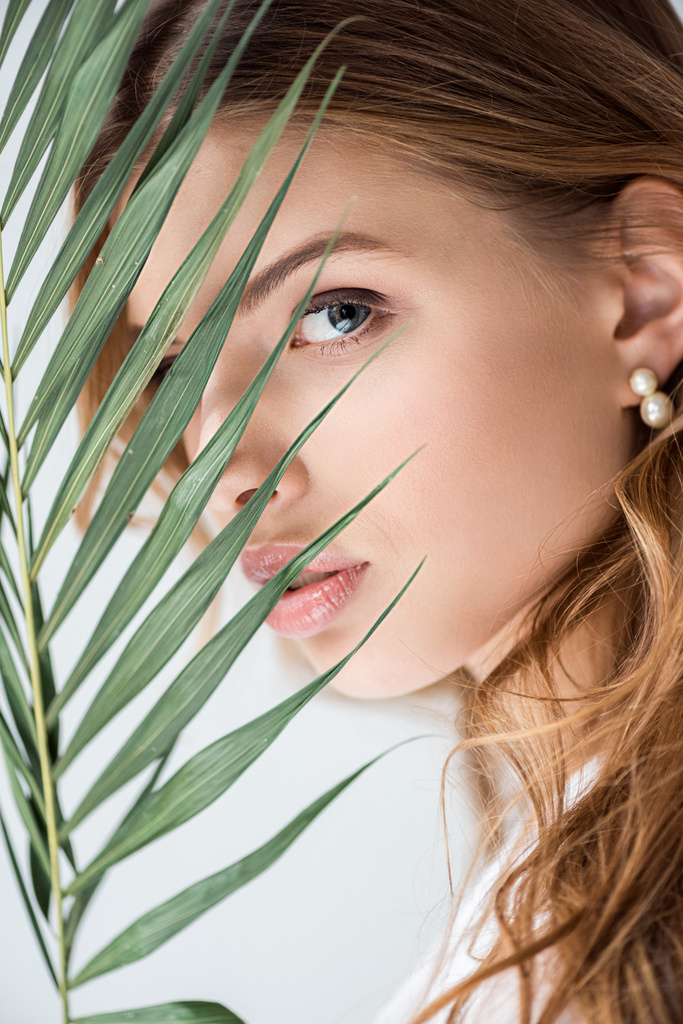 güzel kız beyaz palmiye yaprağı kameradan bakıyorsun  - Fotoğraf, Görsel