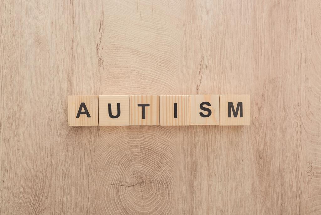 vista superior de letras autismo feito de cubos de madeira na mesa de madeira
 - Foto, Imagem