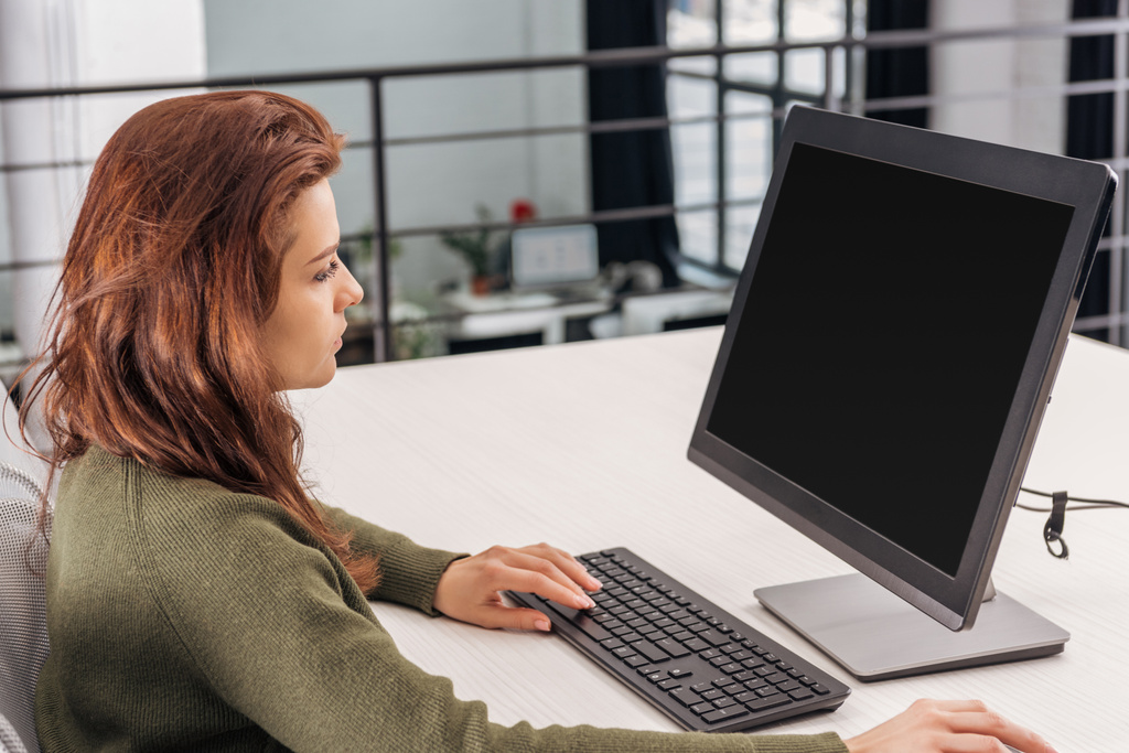 femme confiante utilisant l'ordinateur au travail dans le bureau
 - Photo, image